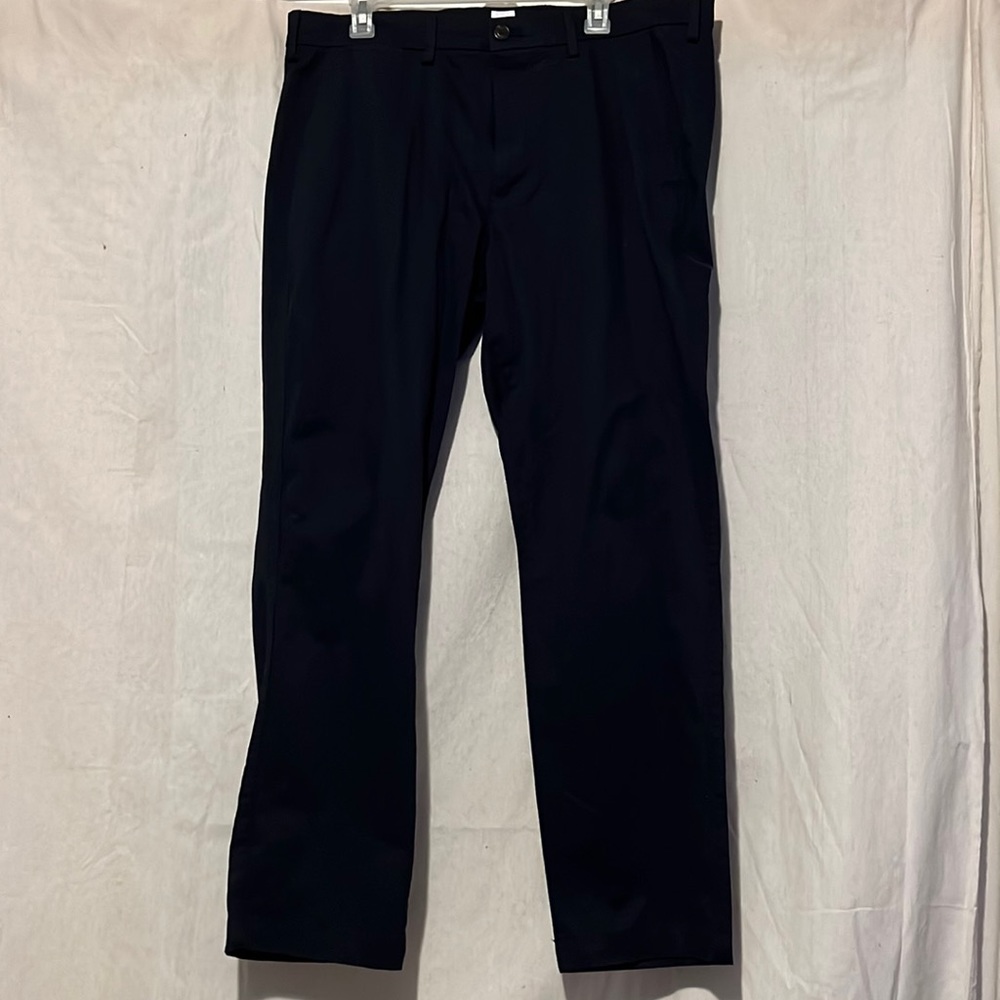 EUC Men’s Gap Essential Straight Khaki